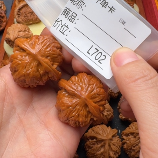 小***爸桃核把件40 野狼狮子头