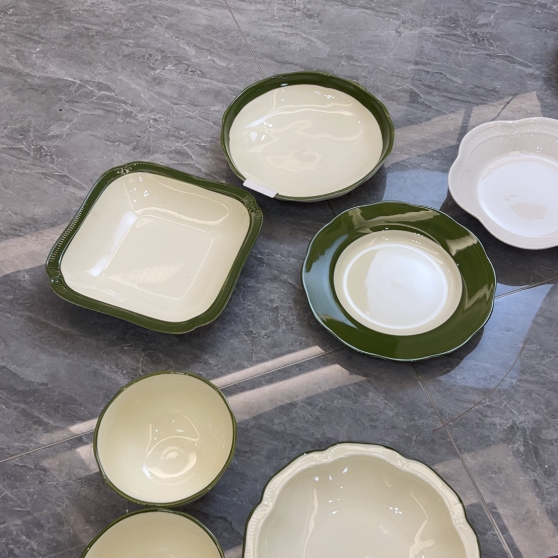 陶瓷微瑕餐具介意勿拍，满18飞！四个碗