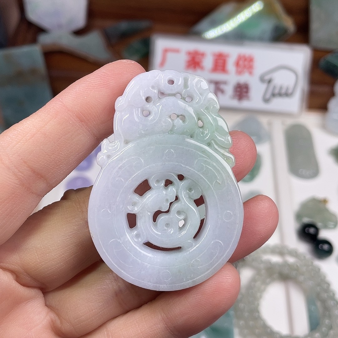 翡翠未镶嵌颈饰翡翠双龙护主