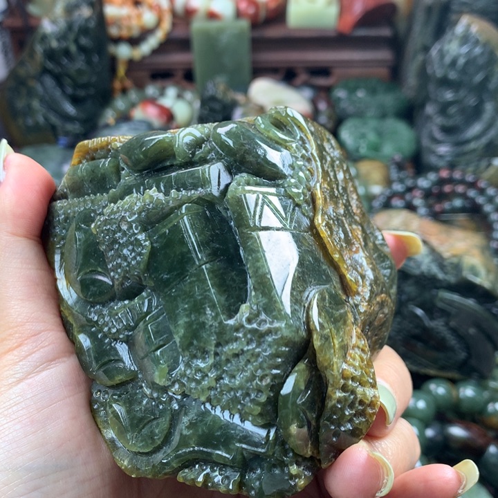 透闪石质玉未镶嵌珠宝奇石