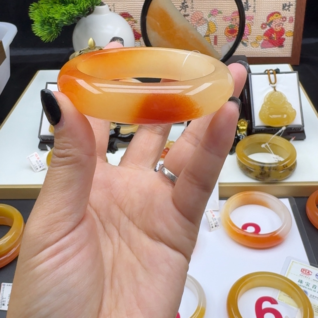 未镶嵌石英质玉（黄龙玉）手镯