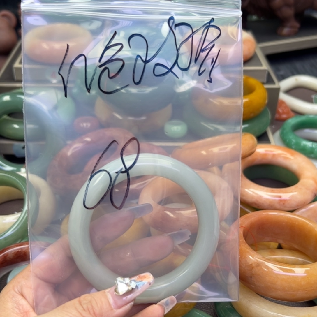 未镶嵌手镯石英岩玉红**瑰