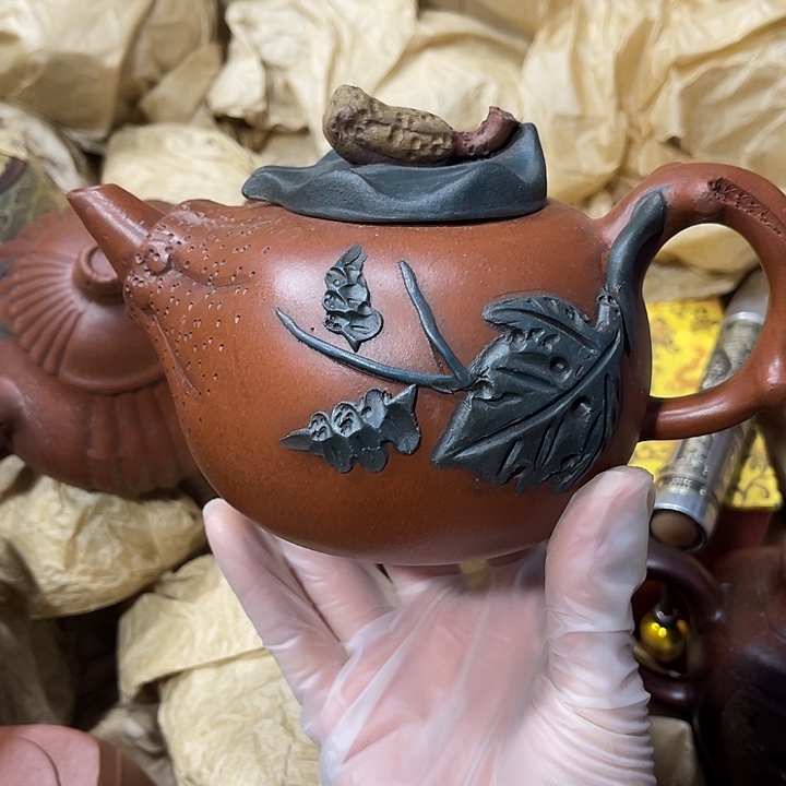 紫砂茶壶原矿泥料，手工制作的一把紫砂壶。