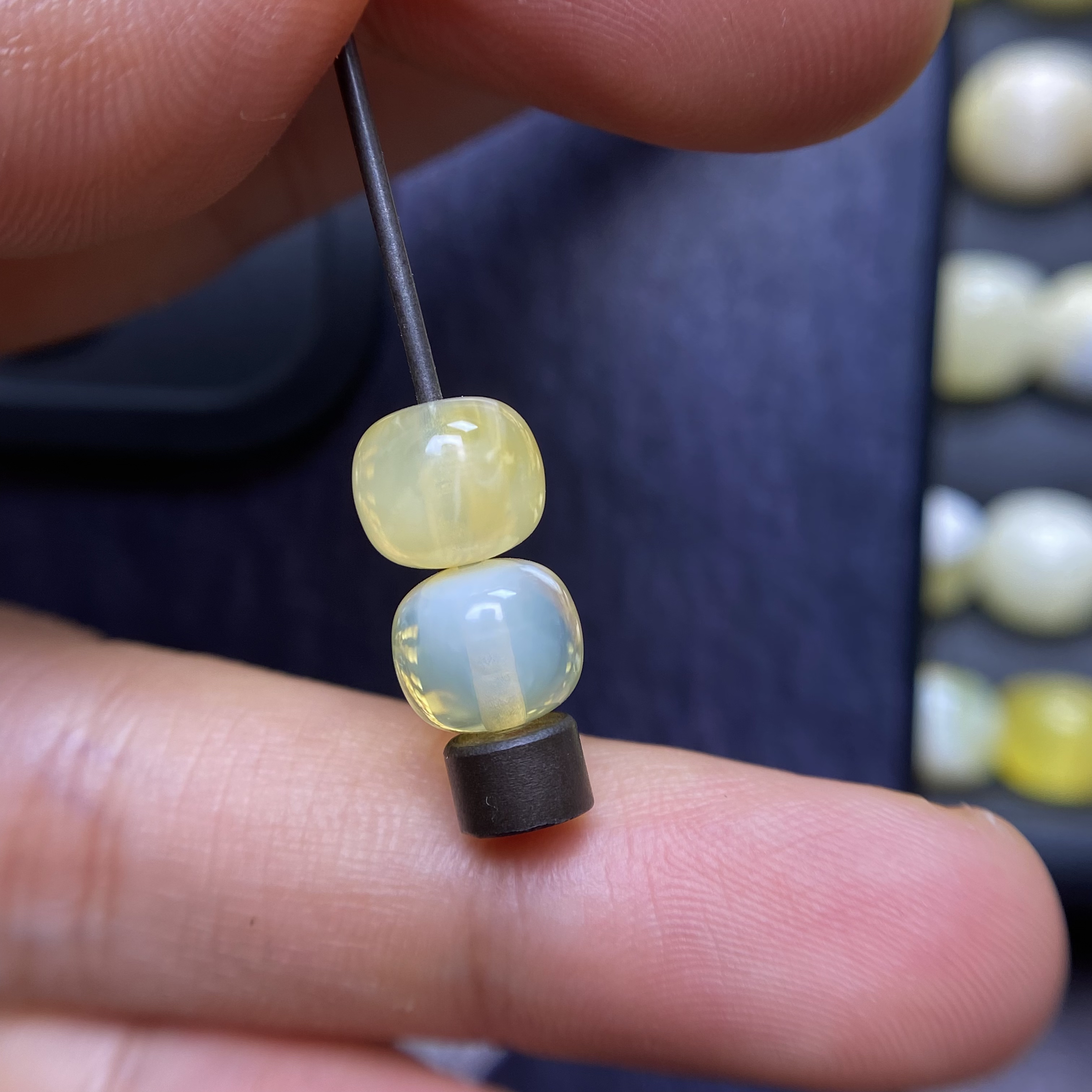 蜜蜡特色荧光老型对珠8.2×7.2mm，其实实物要好看很多，保天然