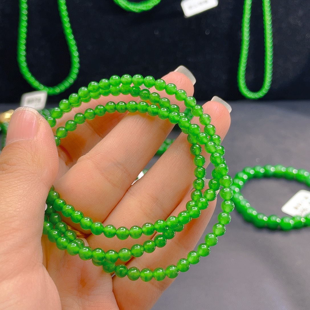 翡翠未镶嵌颈饰    