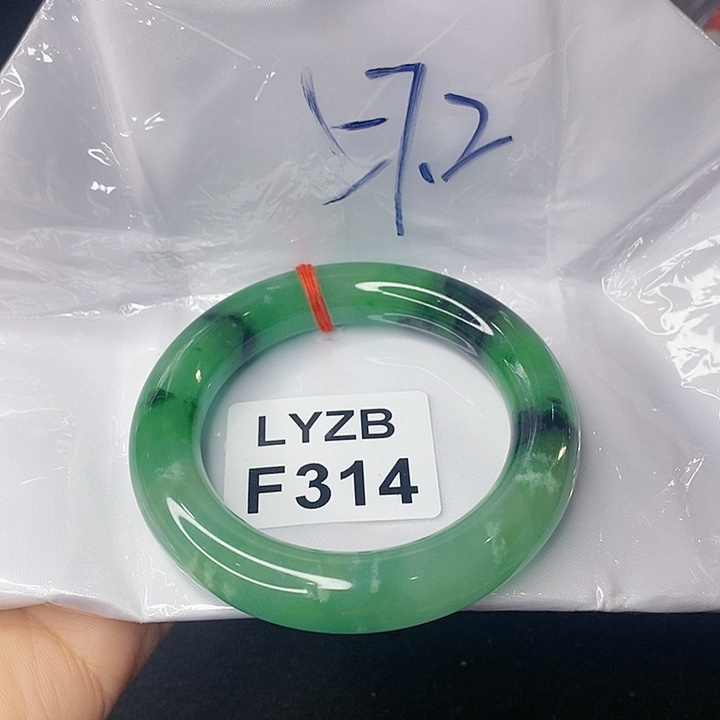 翡翠手镯未镶嵌可**心