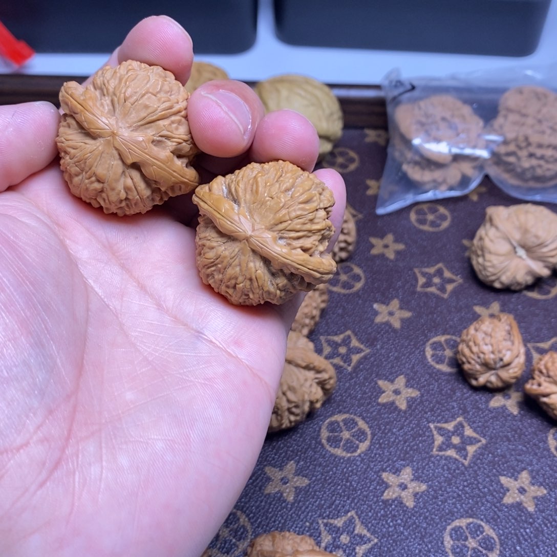 文玩核桃吊坠白狮子