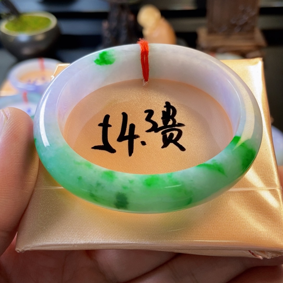翡翠未镶嵌手镯25、翠色贵妃