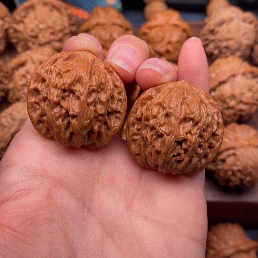 文玩核桃把件33全品，山地石子磨