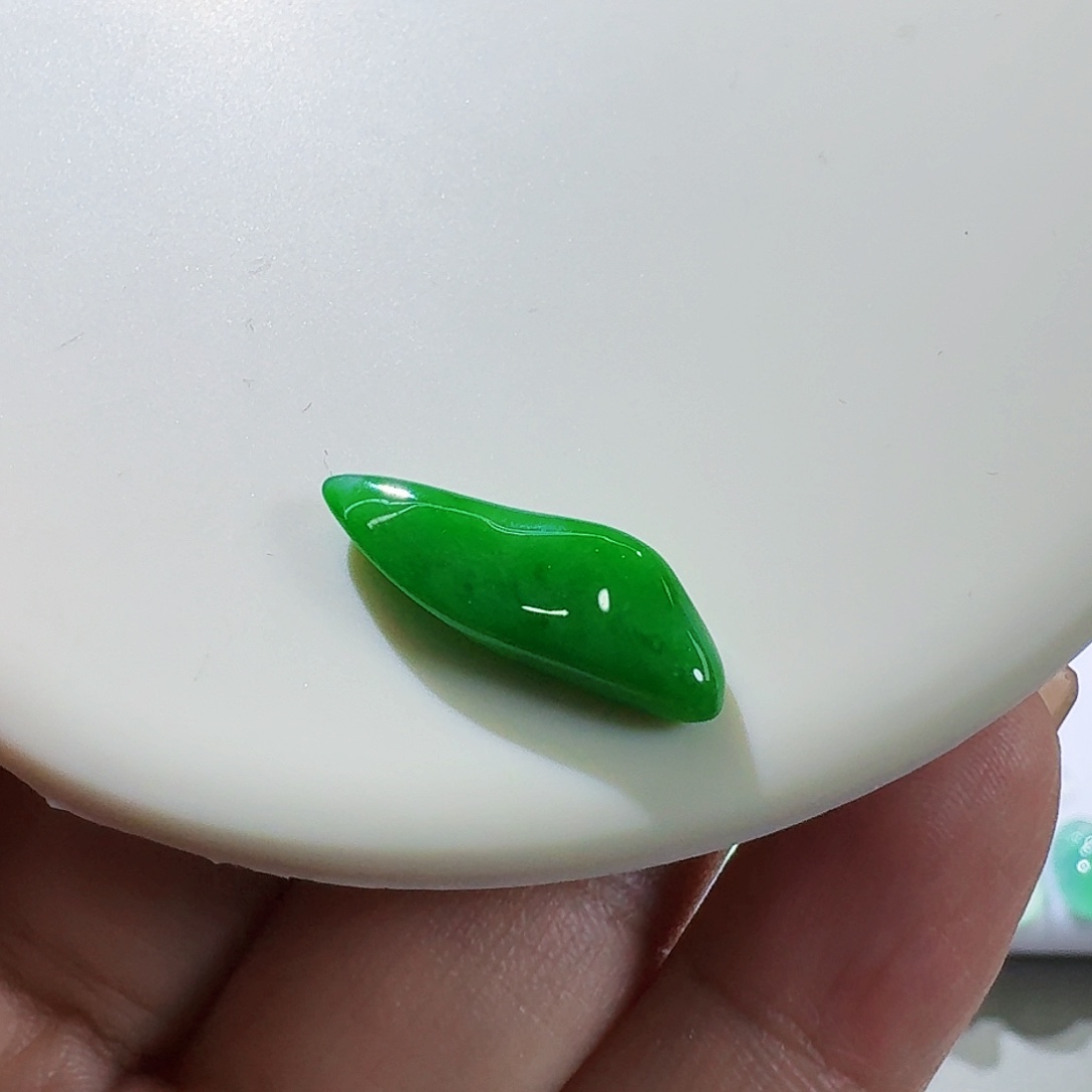 翡翠颈饰未镶嵌尔**格裸石