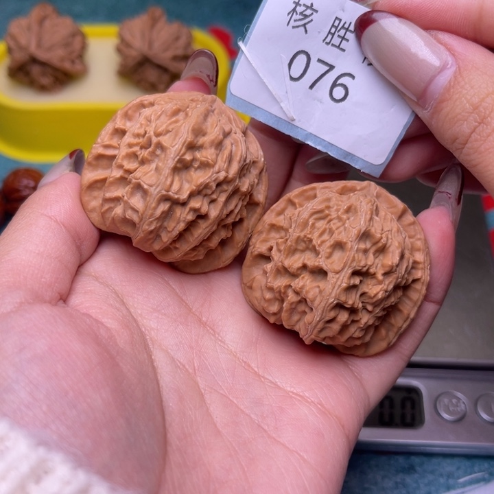 文玩核桃把件三角白40.076