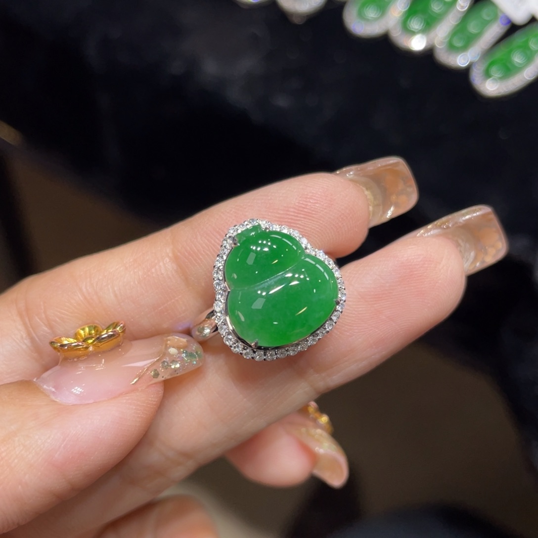 翡翠颈饰18K金镶嵌天然缅甸翡翠