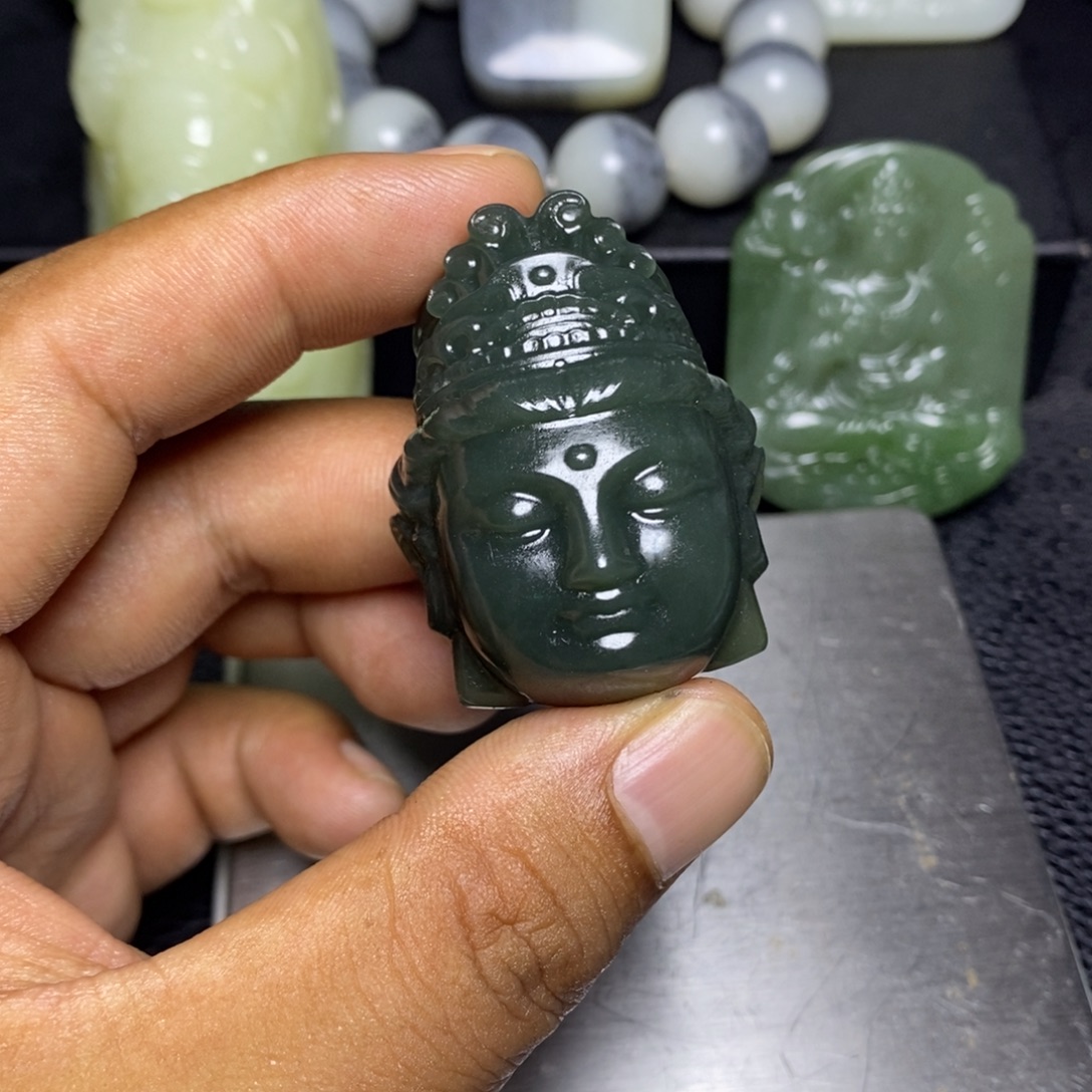 陈***庆颈饰未镶嵌和田玉