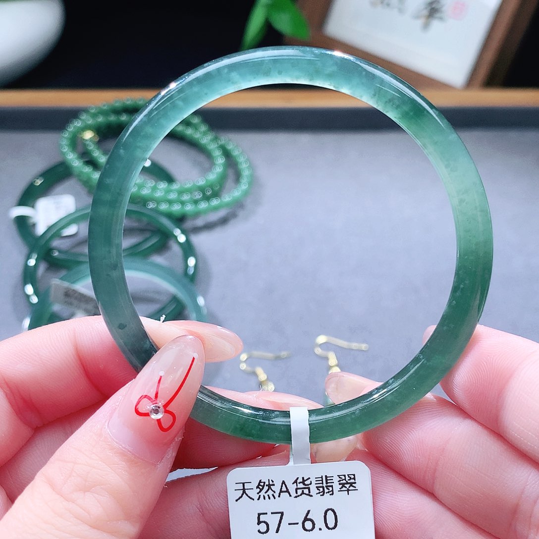 翡翠未镶嵌手镯（圆镯）
