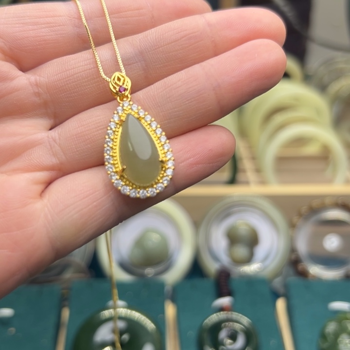 和田玉颈饰未镶嵌水滴吊坠晴水