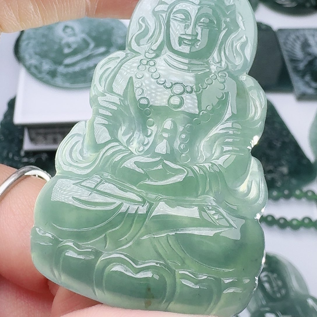 翡翠未镶嵌颈饰天然的A货翡翠多样性发其一 