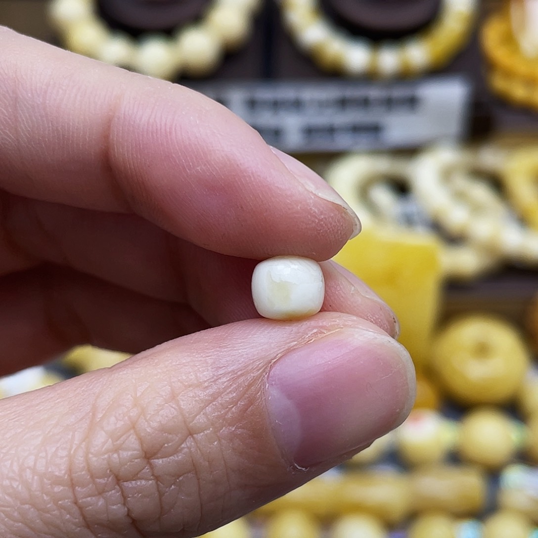 琥珀珠宝奇石未镶嵌7×6.2mm瑕疵