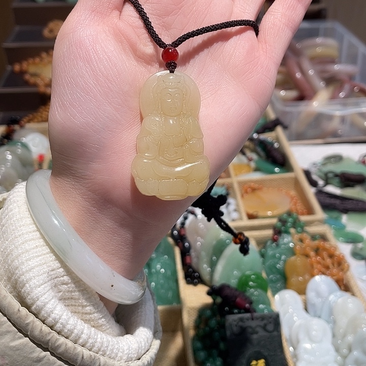 石英质玉未镶嵌颈饰