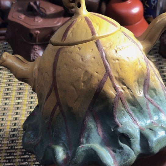 紫砂茶壶原矿泥料手工制作的紫砂壶。