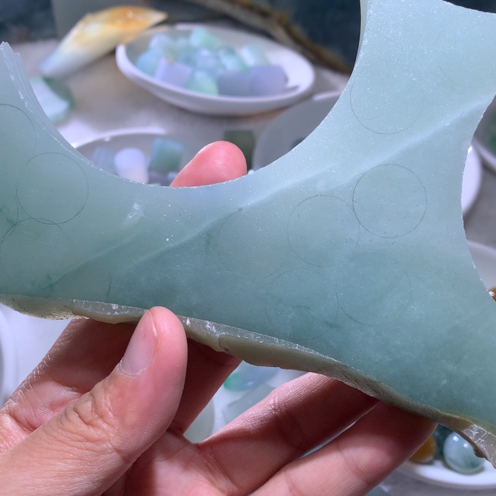 翡翠未镶嵌颈饰明**上材料