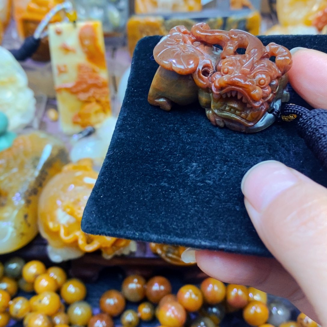 未镶嵌石英质玉（黄龙玉）颈饰