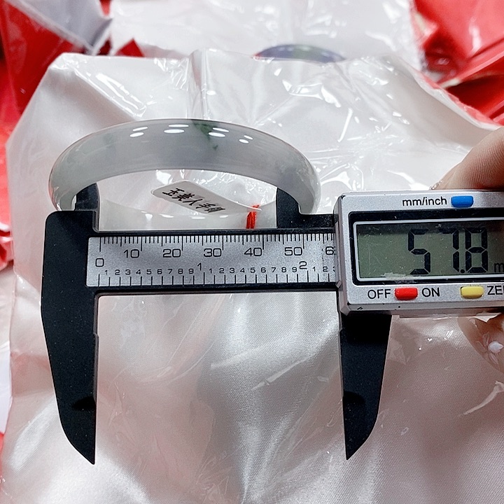 翡翠手镯未镶嵌232。    