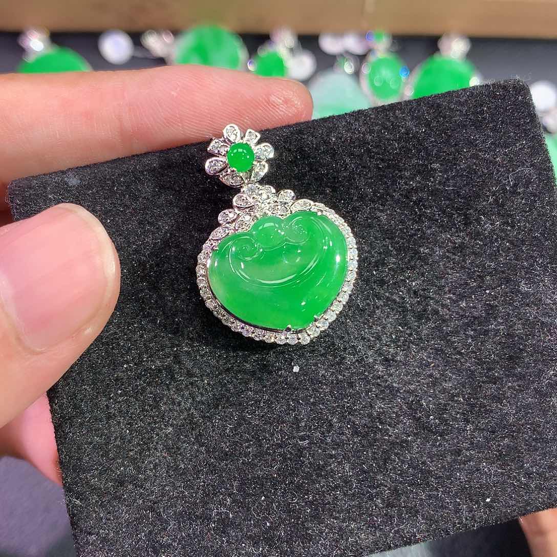 翡翠吊坠(赠链)18K金镶嵌