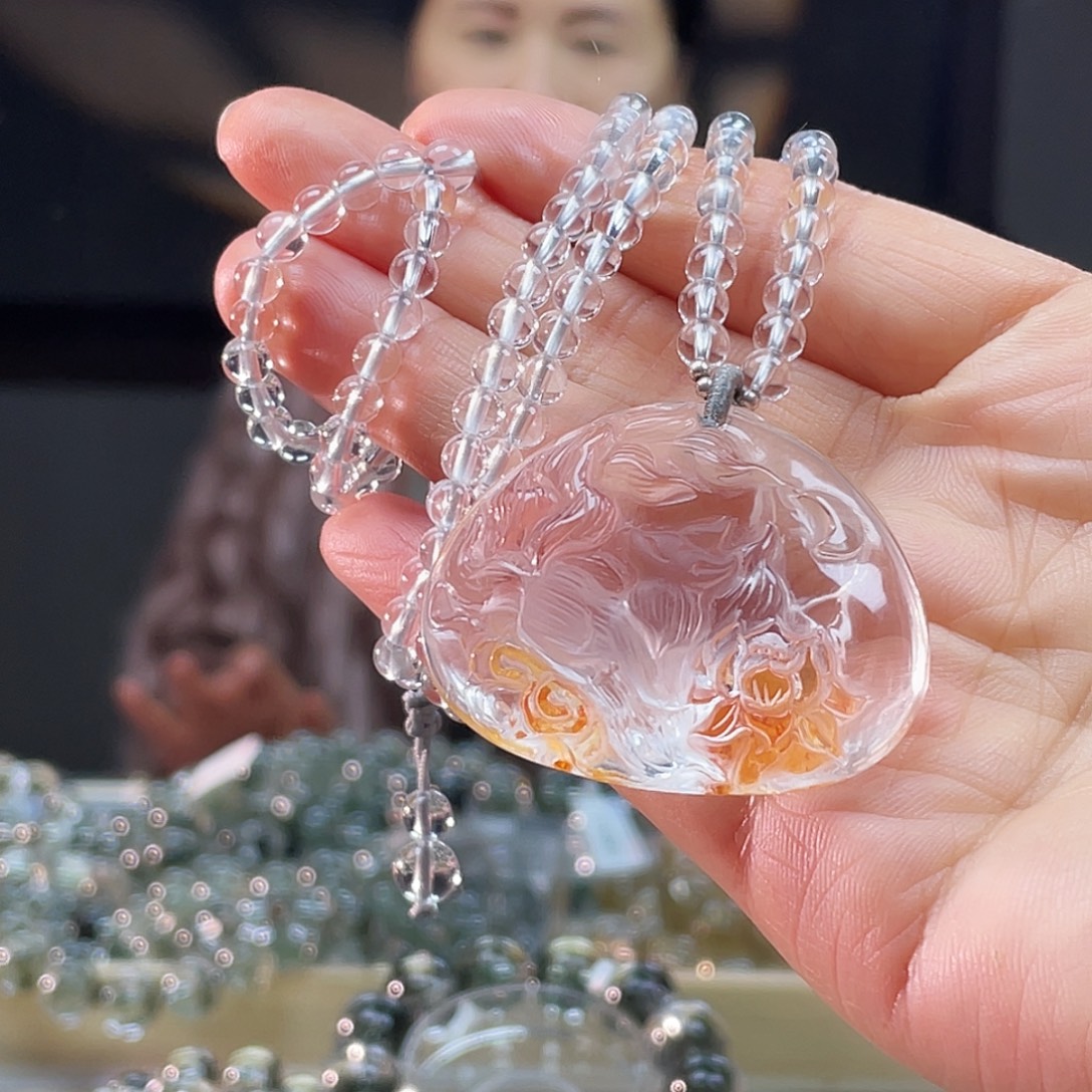 吐***儿水晶未镶嵌颈饰小九