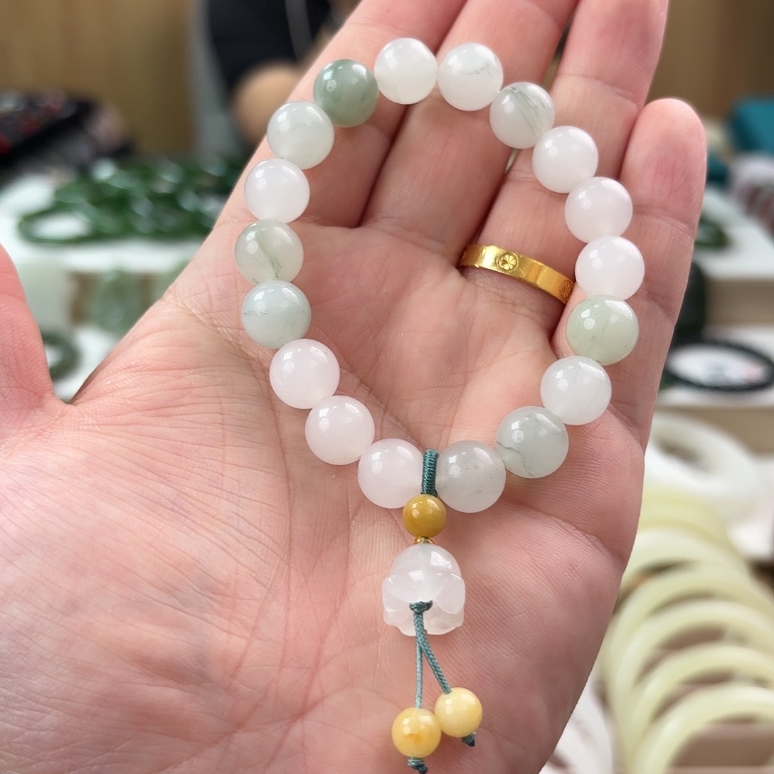 透闪石质玉颈饰未镶嵌