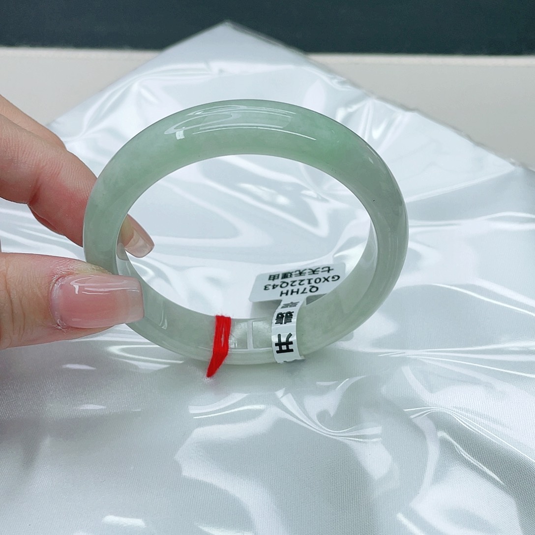 翡翠手镯未镶嵌正55.5