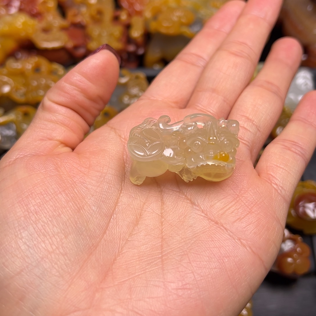 石英质玉（黄龙玉）颈饰未镶嵌