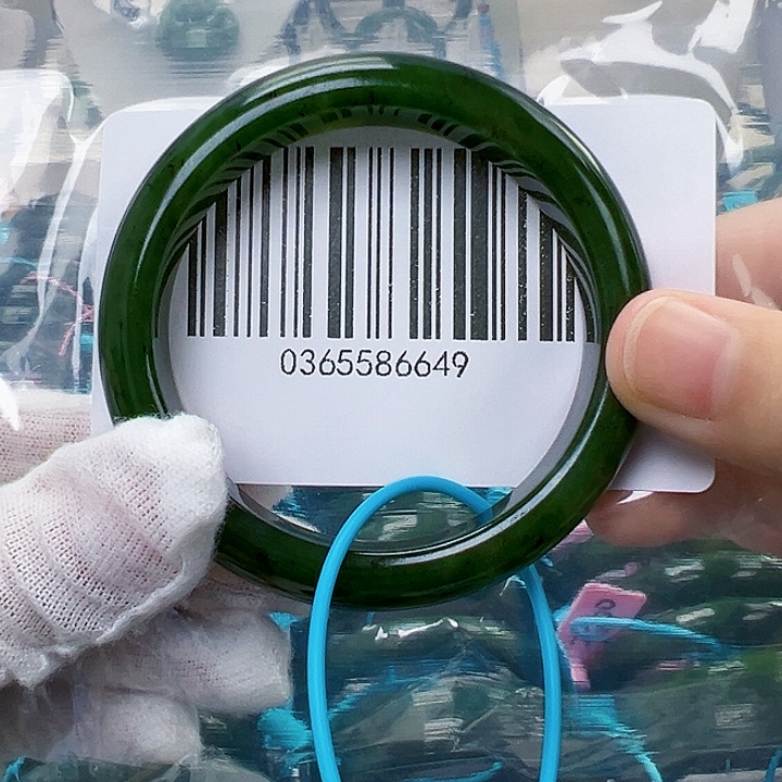 和田玉手镯未镶嵌微瑕53