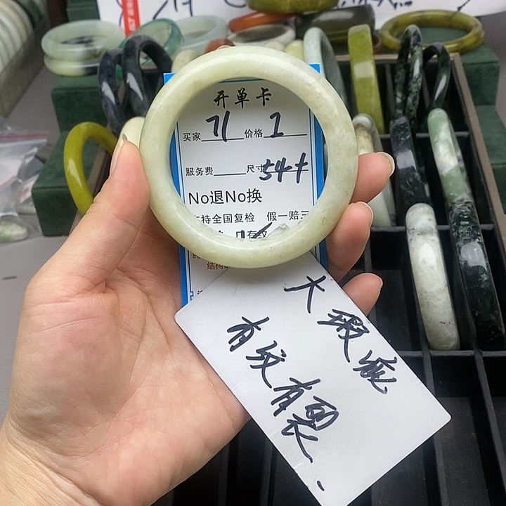 蛇纹石玉未镶嵌手镯