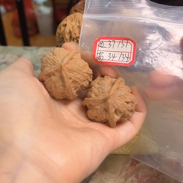 文玩核桃吊坠罗汉狮子头三棱有修