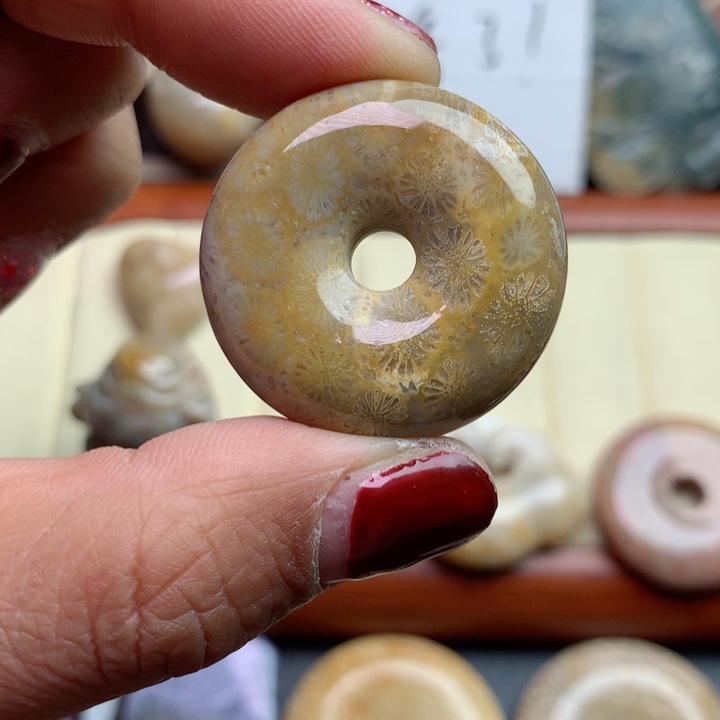 硅化珊瑚（珊瑚玉）颈饰足银镀金镶嵌