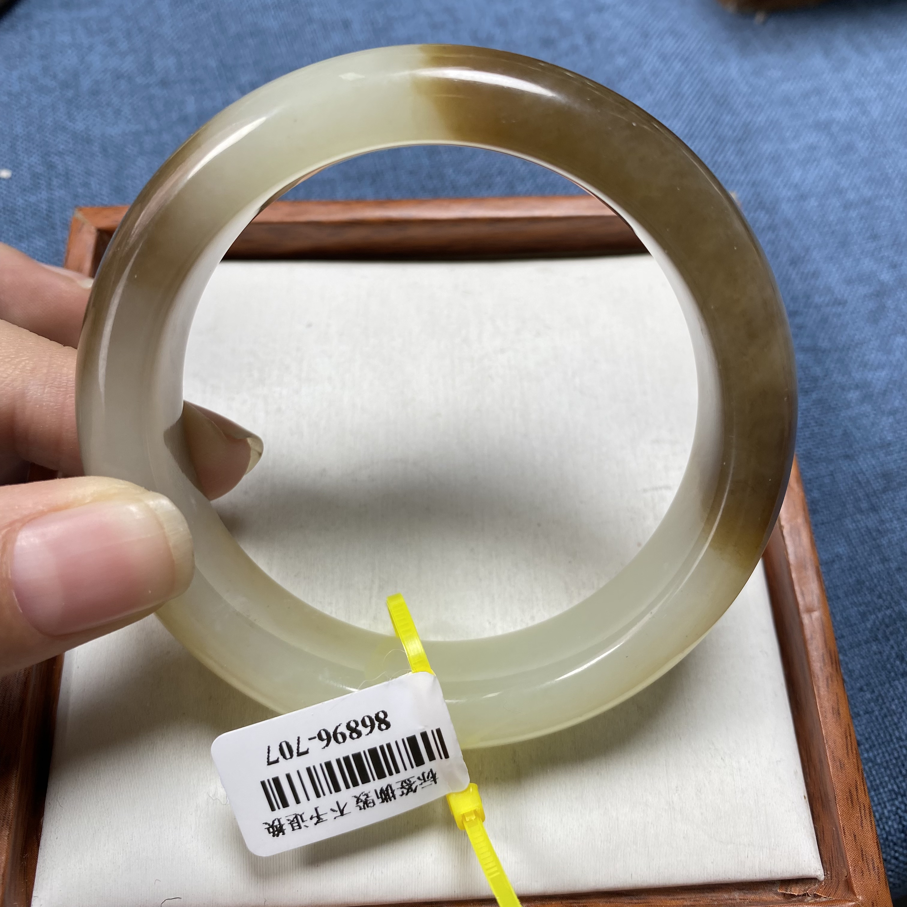 天然和田玉手镯 56