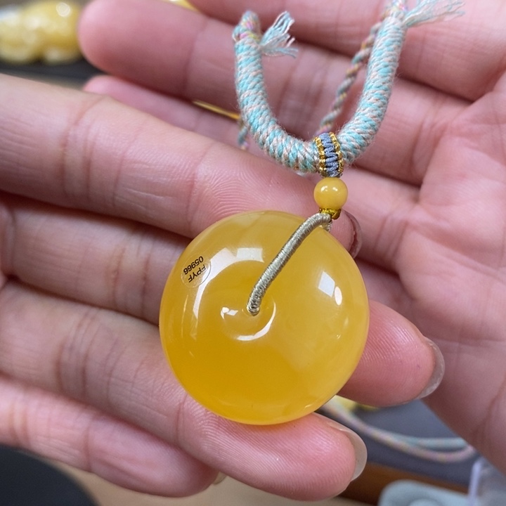 琥珀裸石未镶嵌平安扣