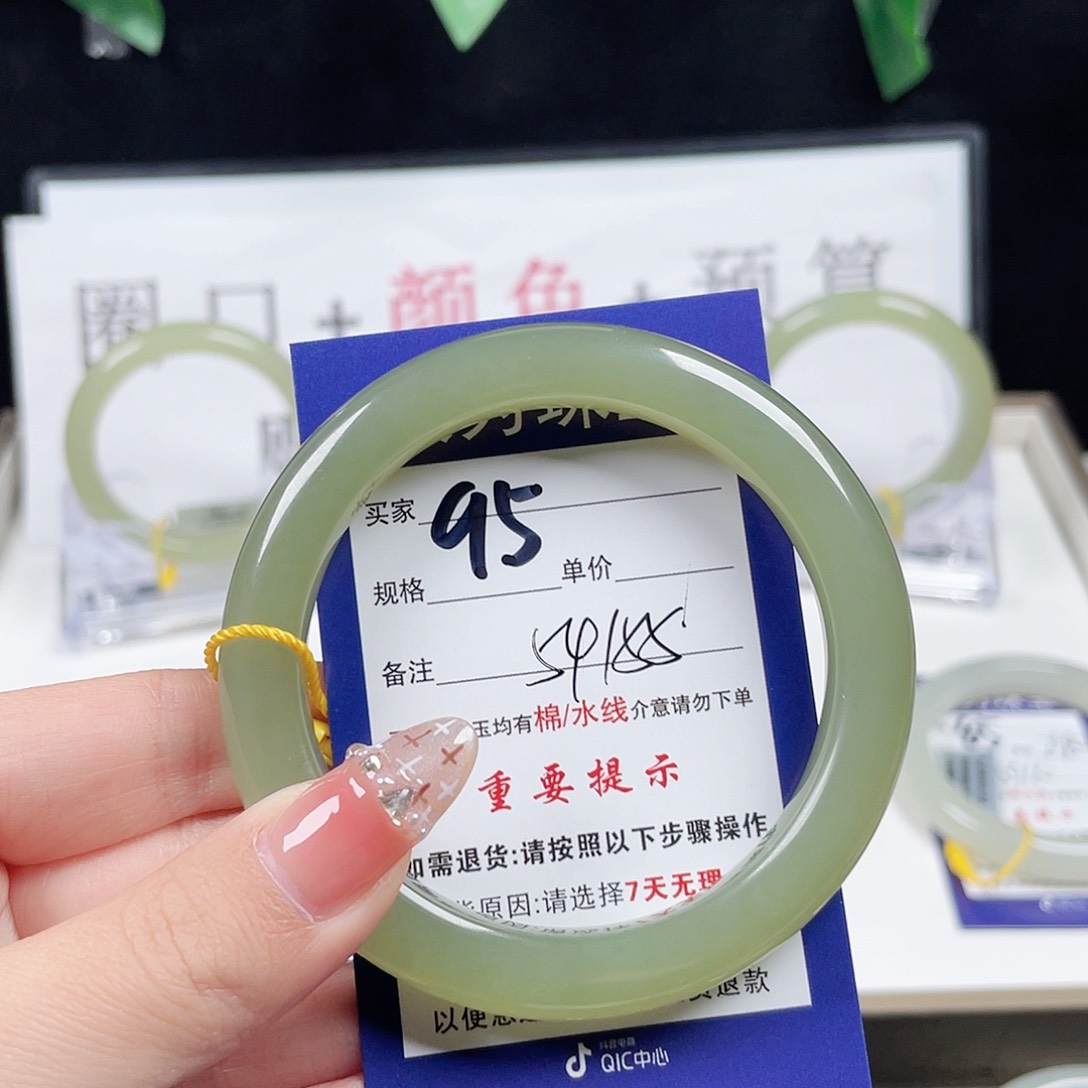 和田玉手镯未镶嵌S****?