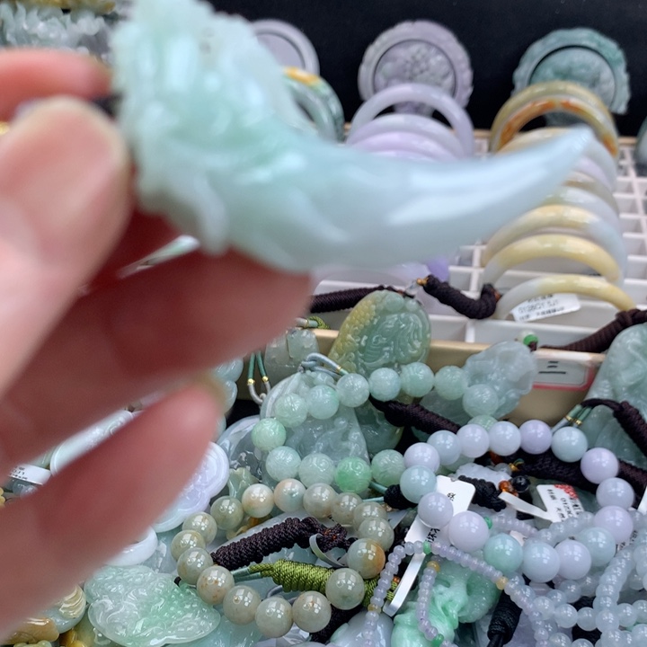 翡翠颈饰未镶嵌吊坠