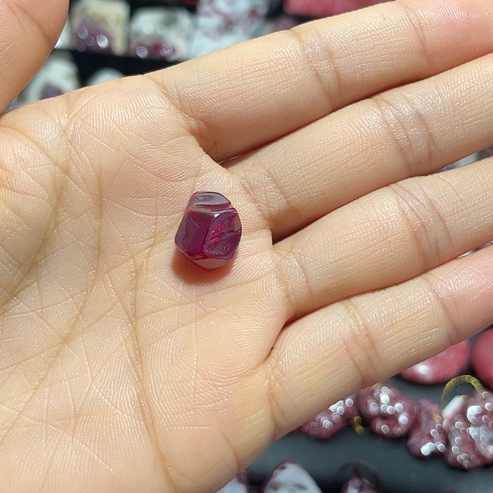 天然辰砂红软宝石晶体砂