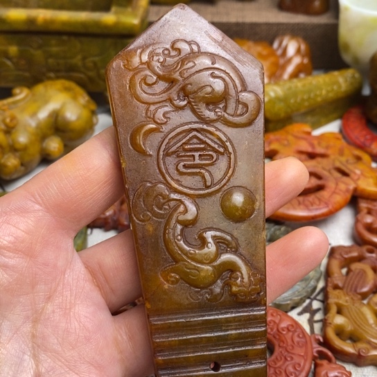 蛇纹石玉足铂镶嵌颈饰