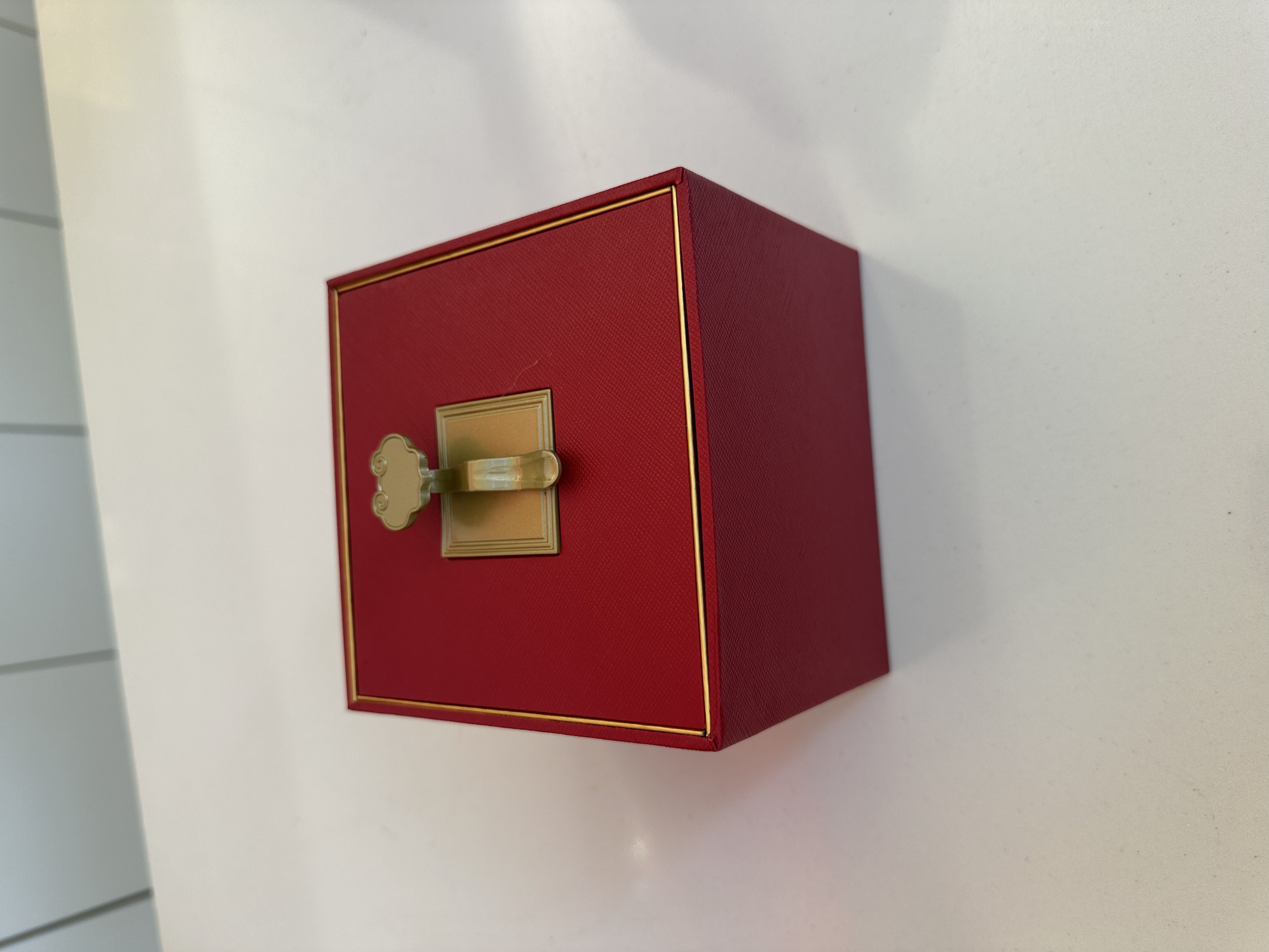 非卖品展示红色盒子