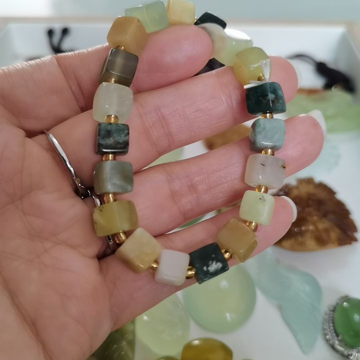未镶嵌蛇纹石玉吊坠