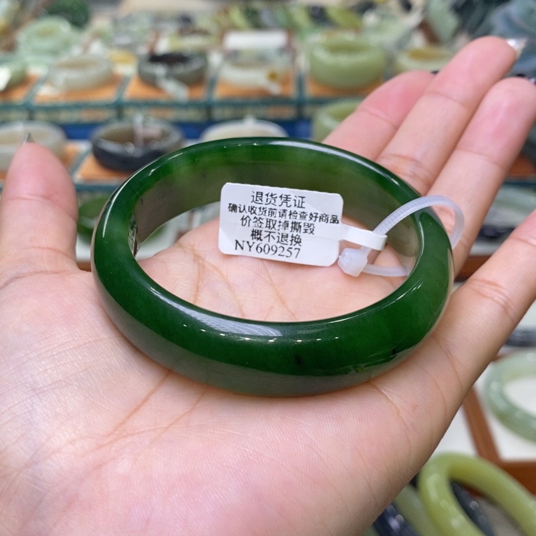 和田玉未镶嵌手镯和田玉俄碧果阳绿55