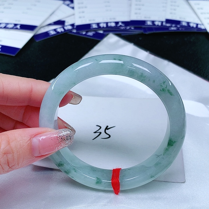 翡翠手镯未镶嵌翡翠手镯未镶嵌