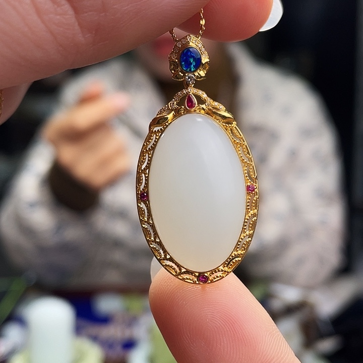 和田玉挂件18K金镶嵌