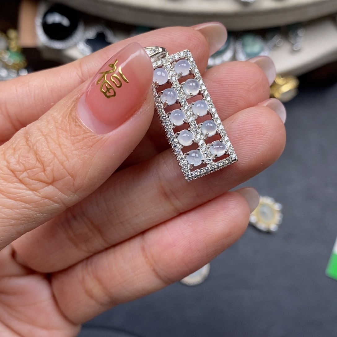 翡翠颈饰未镶嵌蝎***.翡翠