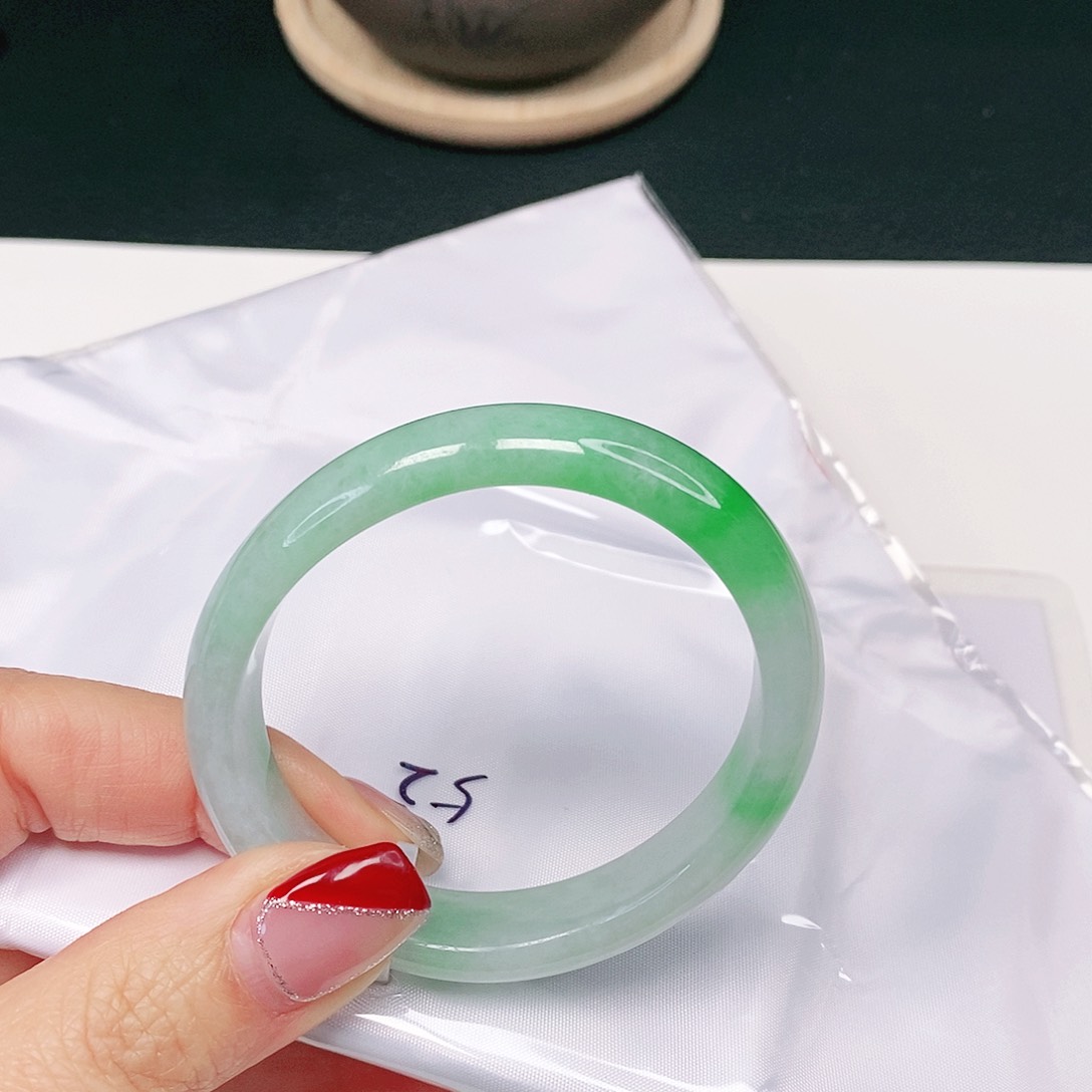 【闪购商品】翡翠手镯未镶嵌贵妃