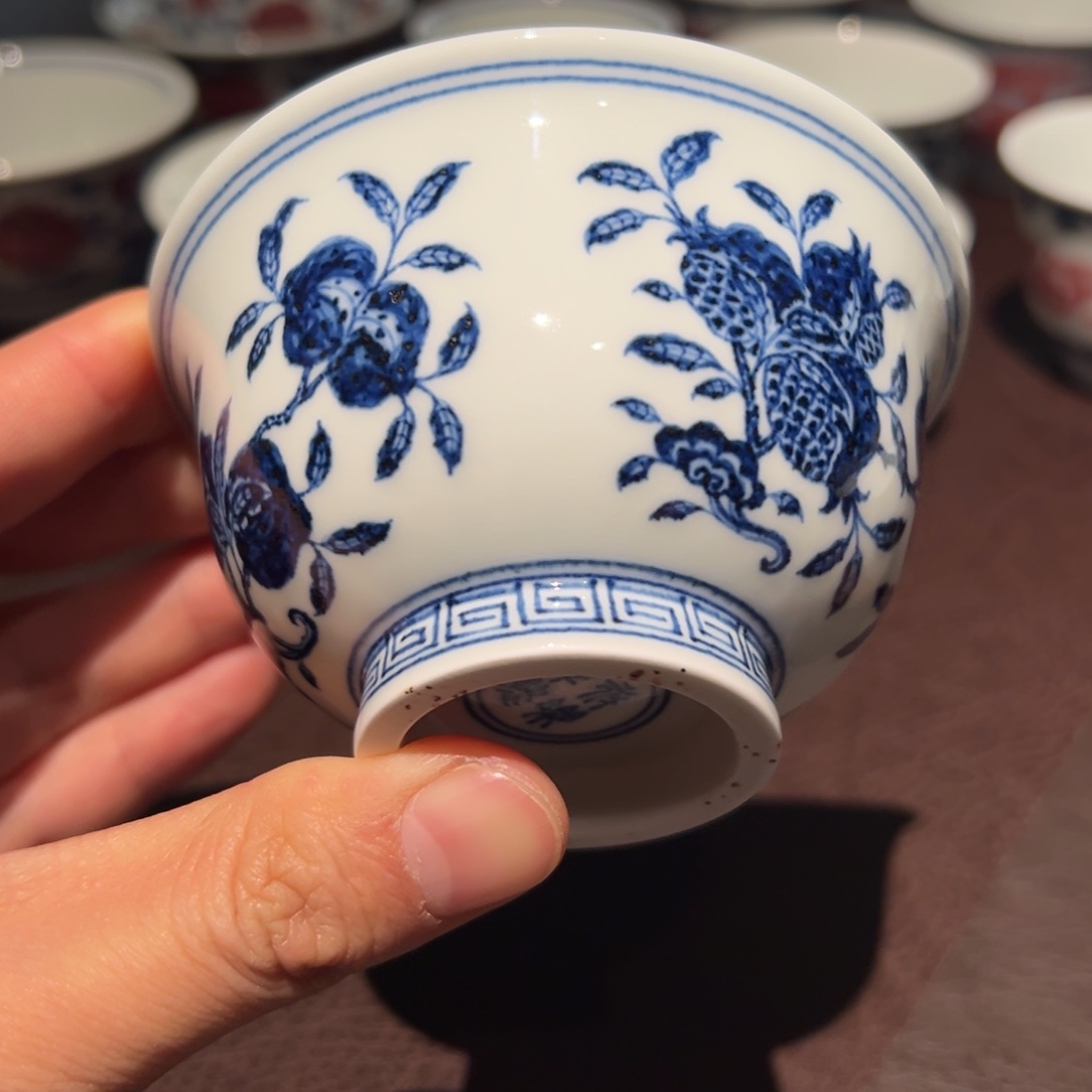 陶精品青花三多纹压手杯口径约9.5厘米