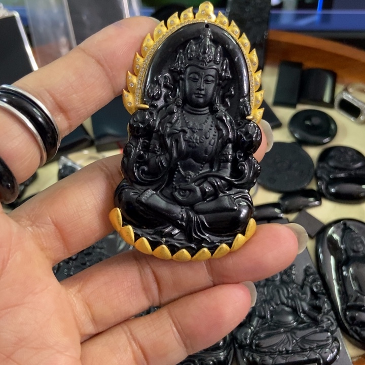 翡翠颈饰未镶嵌小*墨翠度母